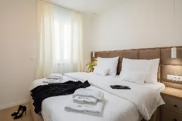 Seaside Family Apartment with Pool, Okrug Gornji