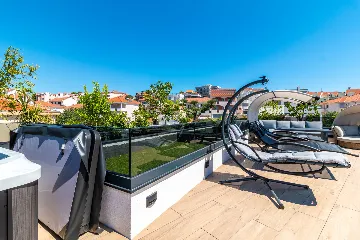 Seaside Family Apartment with Pool, Okrug Gornji