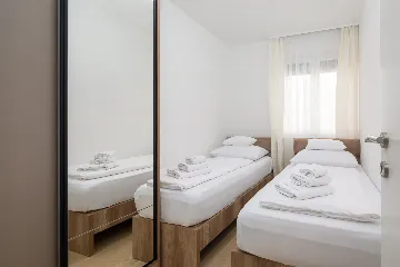 Seaside Family Apartment with Pool, Okrug Gornji