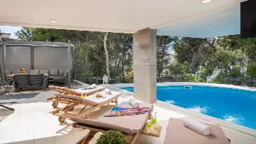 Seaside Family Apartment with Pool, Okrug Gornji