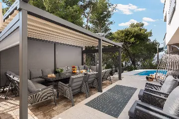 Seaside Family Apartment with Pool, Okrug Gornji