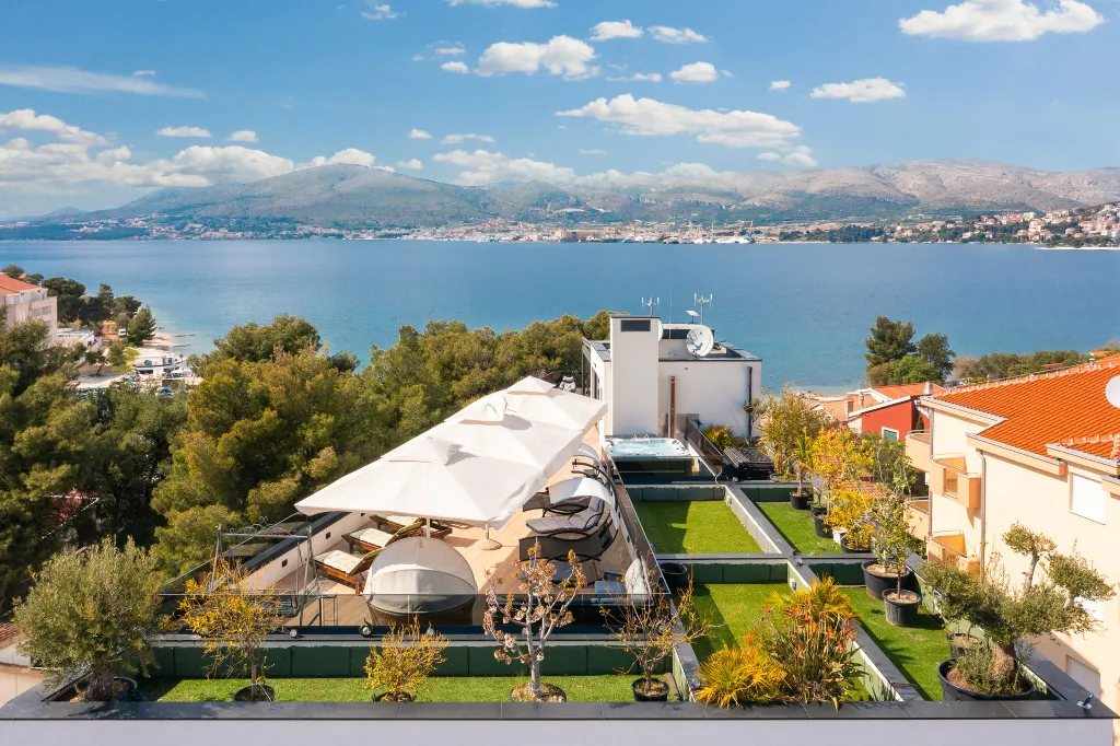 Seaside Family Apartment with Pool, Okrug Gornji