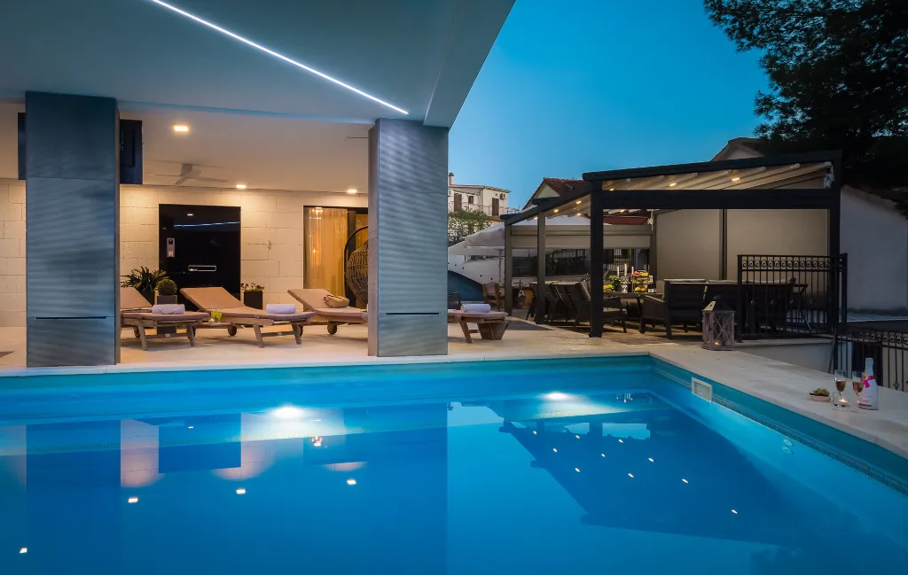 Seaside Family Apartment with Pool, Okrug Gornji