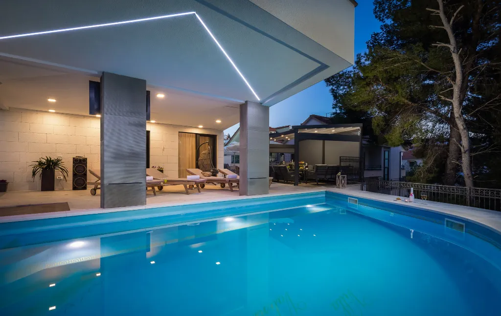 Seaside Family Apartment with Pool, Okrug Gornji