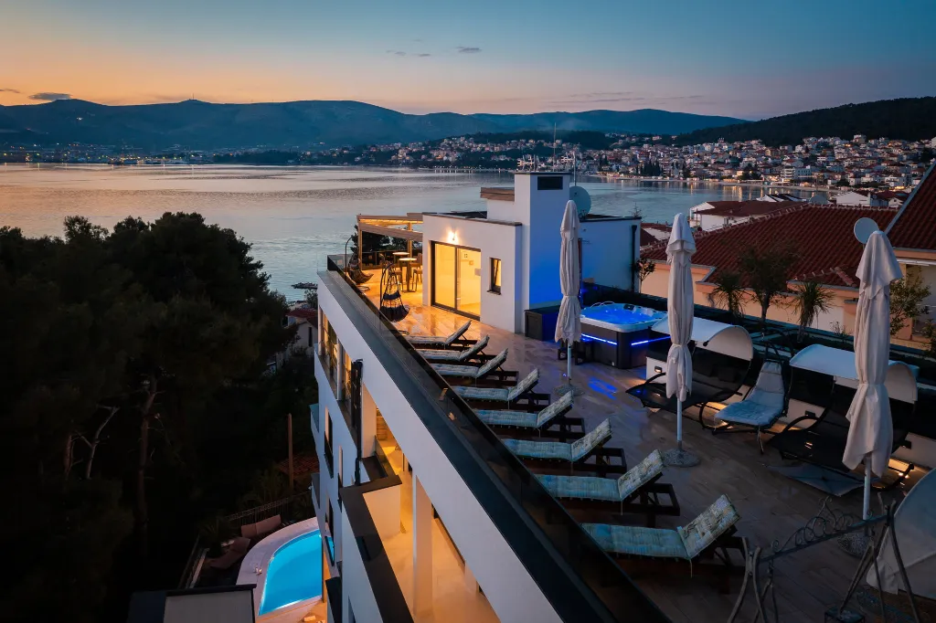 Seaside Family Apartment with Pool, Okrug Gornji