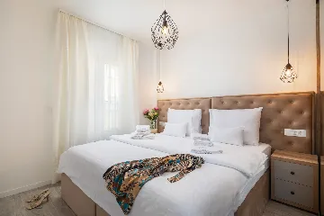 Seaside Family Apartment with Pool, Okrug Gornji