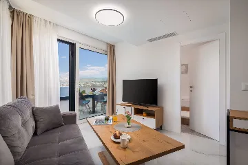 Seaside Family Apartment with Pool, Okrug Gornji