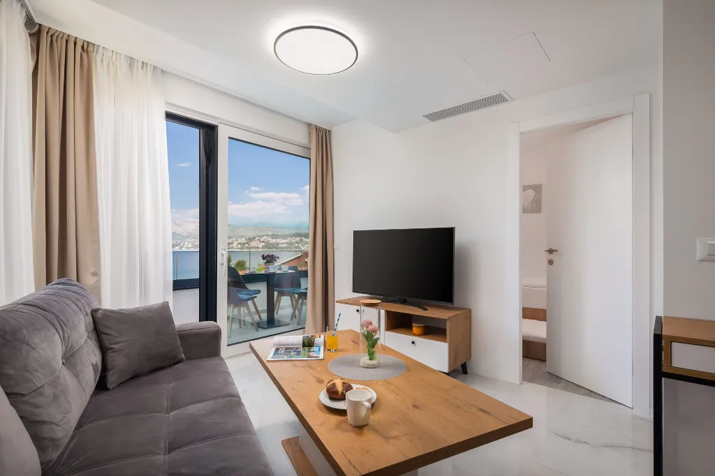Seaside Family Apartment with Pool, Okrug Gornji