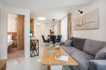 Seaside Family Apartment with Pool, Okrug Gornji