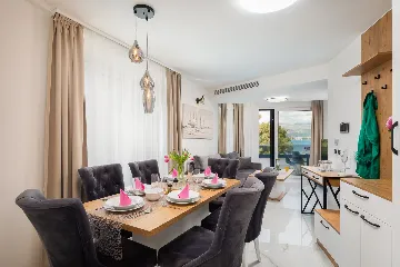 Seaside Family Apartment with Pool, Okrug Gornji