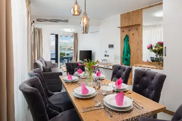 Seaside Family Apartment with Pool, Okrug Gornji