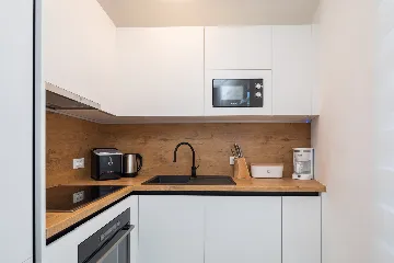 Seaside Family Apartment with Pool, Okrug Gornji