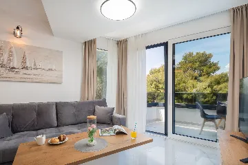 Seaside Family Apartment with Pool, Okrug Gornji