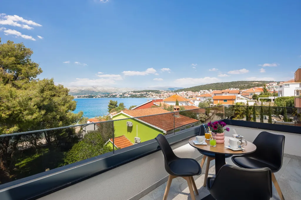 Seaside Family Apartment with Pool, Okrug Gornji
