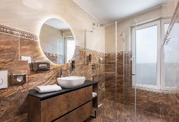 Seaside Family Apartment with Pool, Okrug Gornji