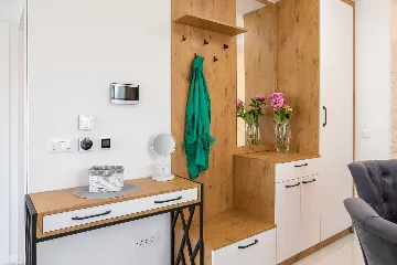 Seaside Family Apartment with Pool, Okrug Gornji