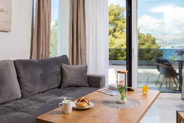 Seaside Family Apartment with Pool, Okrug Gornji