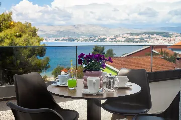 Seaside Family Apartment with Pool, Okrug Gornji