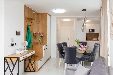 Seaside Family Apartment with Pool, Okrug Gornji