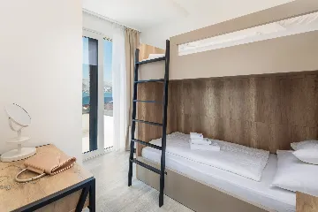 Seaside Family Apartment with Pool, Okrug Gornji