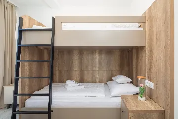 Seaside Family Apartment with Pool, Okrug Gornji