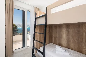 Seaside Family Apartment with Pool, Okrug Gornji