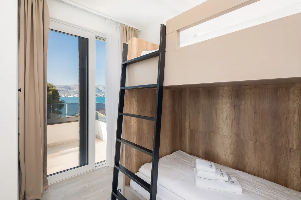 Seaside Family Apartment with Pool, Okrug Gornji