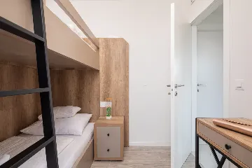 Seaside Family Apartment with Pool, Okrug Gornji