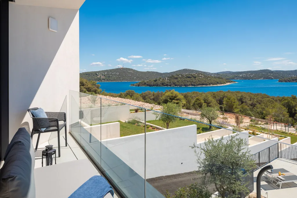 Contemporary 5-Bedroom Villa with Heated Pool, Jezera