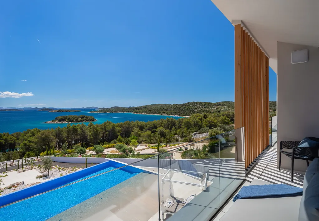 Contemporary 5-Bedroom Villa with Heated Pool, Jezera