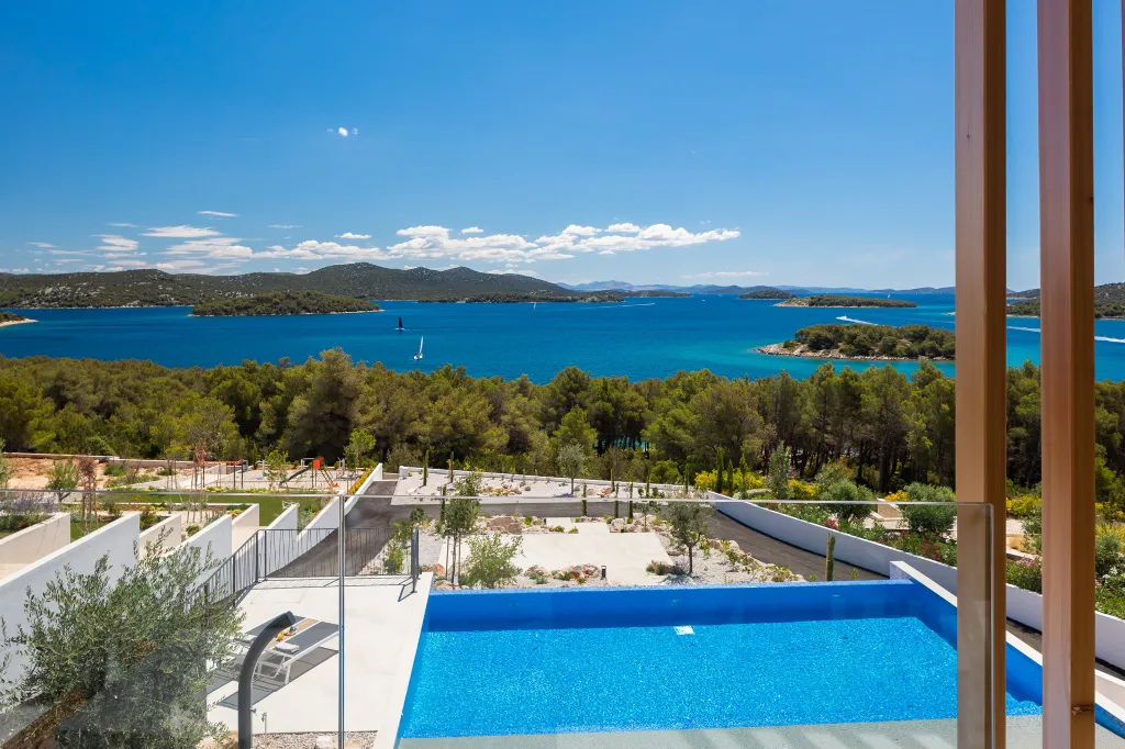 Contemporary 5-Bedroom Villa with Heated Pool, Jezera