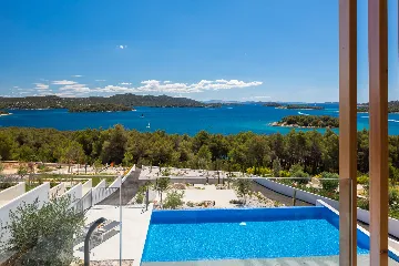 Contemporary 5-Bedroom Villa with Heated Pool, Jezera