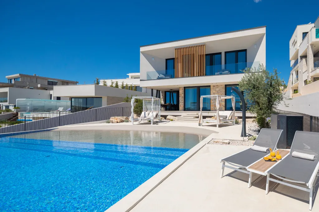 Contemporary 5-Bedroom Villa with Heated Pool, Jezera