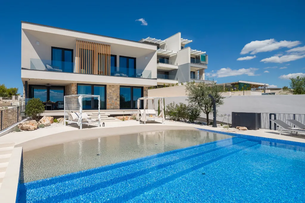 Contemporary 5-Bedroom Villa with Heated Pool, Jezera