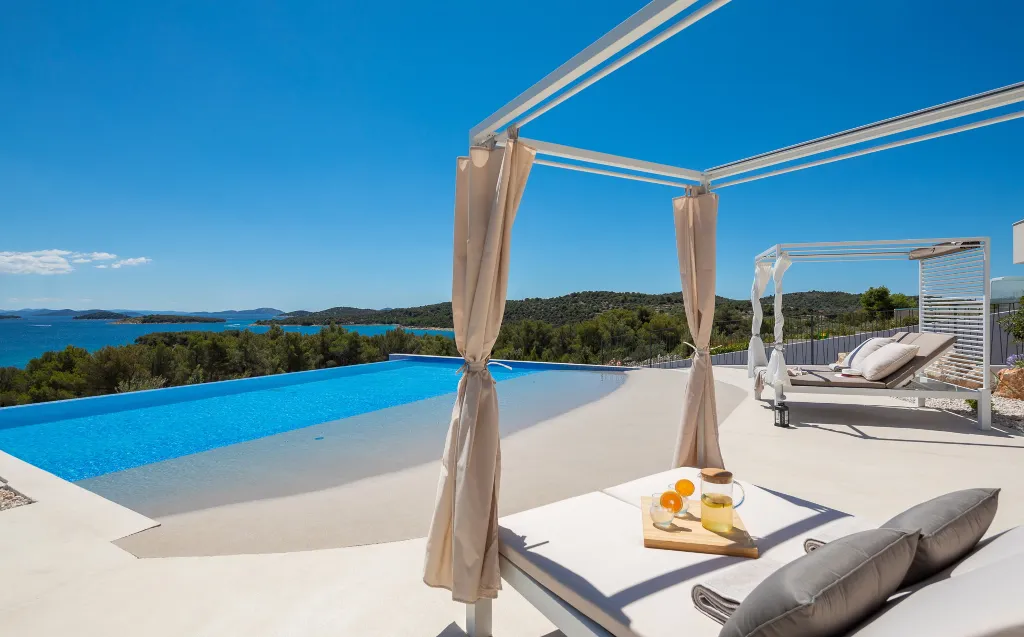 Contemporary 5-Bedroom Villa with Heated Pool, Jezera