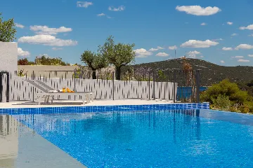 Contemporary 5-Bedroom Villa with Heated Pool, Jezera