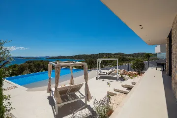 Contemporary 5-Bedroom Villa with Heated Pool, Jezera