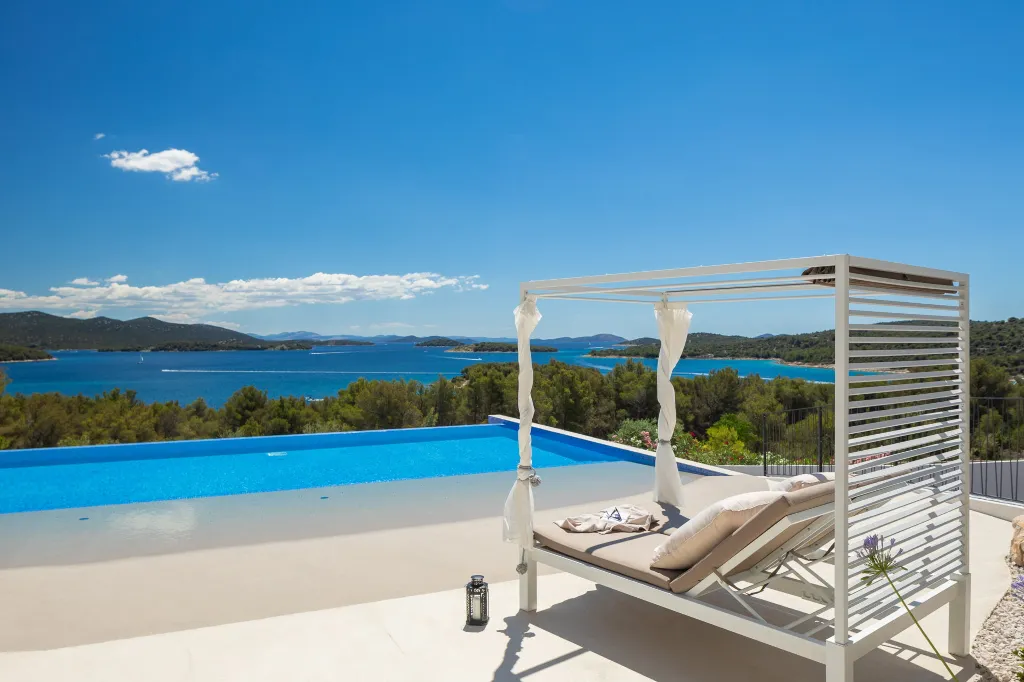 Contemporary 5-Bedroom Villa with Heated Pool, Jezera