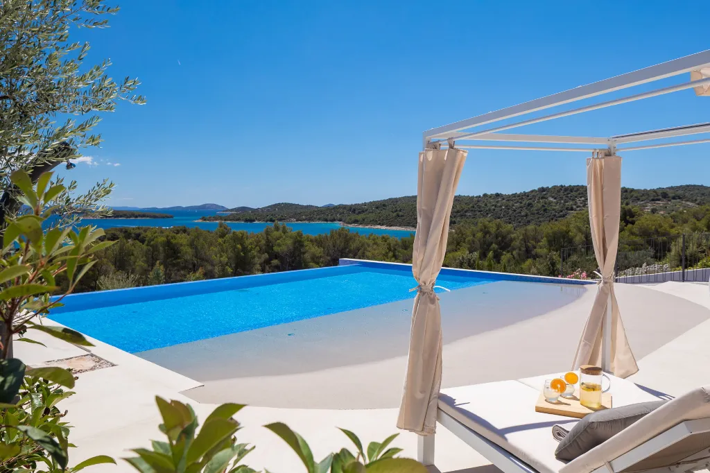 Contemporary 5-Bedroom Villa with Heated Pool, Jezera