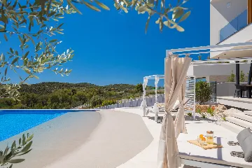 Contemporary 5-Bedroom Villa with Heated Pool, Jezera