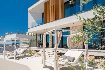 Contemporary 5-Bedroom Villa with Heated Pool, Jezera