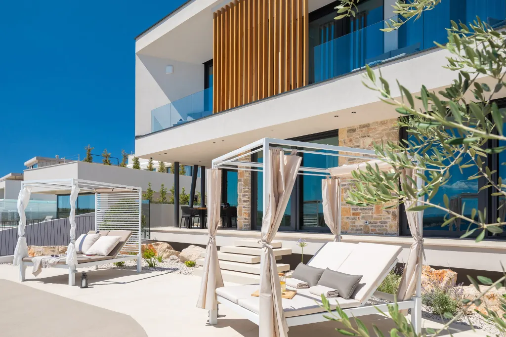 Contemporary 5-Bedroom Villa with Heated Pool, Jezera