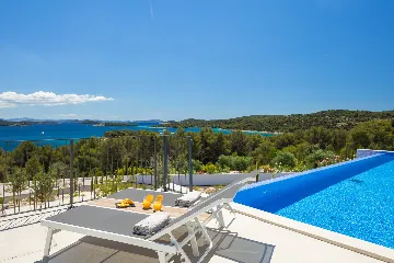 Contemporary 5-Bedroom Villa with Heated Pool, Jezera