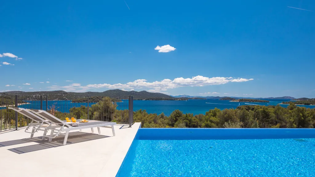 Contemporary 5-Bedroom Villa with Heated Pool, Jezera