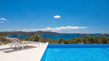 Contemporary 5-Bedroom Villa with Heated Pool, Jezera