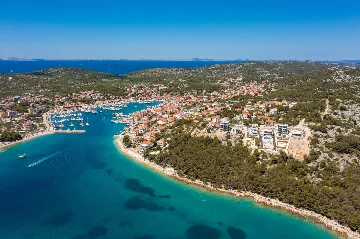 Contemporary 5-Bedroom Villa with Heated Pool, Jezera