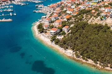 Contemporary 5-Bedroom Villa with Heated Pool, Jezera