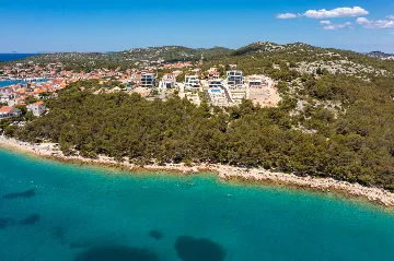 Contemporary 5-Bedroom Villa with Heated Pool, Jezera