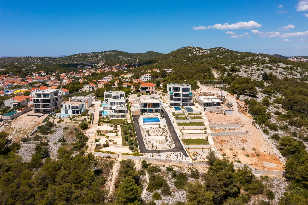 Contemporary 5-Bedroom Villa with Heated Pool, Jezera