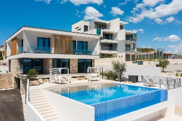 Contemporary 5-Bedroom Villa with Heated Pool, Jezera